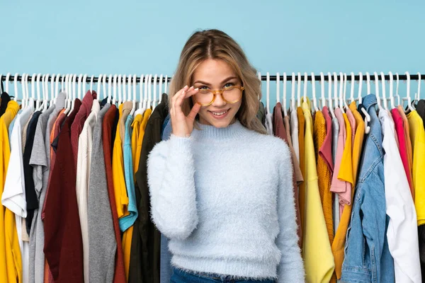 Adolescente Ragazza Russa Comprare Alcuni Vestiti Isolati Sfondo Blu Con — Foto Stock