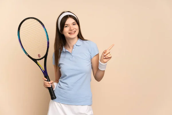 Fiatal Ukrán Lány Tenisz Játékos Felett Elszigetelt Fal Mutatva Ujját — Stock Fotó