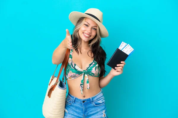 Tiener Russisch Meisje Bikini Houden Een Paspoort Geïsoleerd Blauwe Achtergrond — Stockfoto