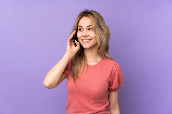 Teenager Russian Girl Isolated Purple Background Keeping Conversation Mobile Phone — ストック写真