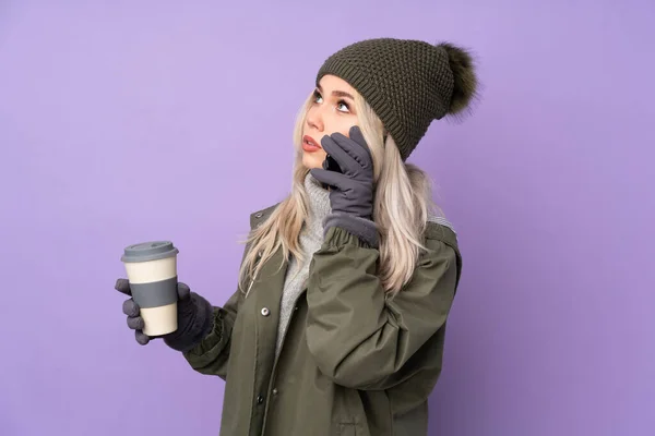 Teenager Blonde Mädchen Mit Wintermütze Über Isoliertem Lila Hintergrund Hält — Stockfoto