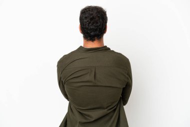 Beyaz tenli yakışıklı, izole edilmiş beyaz arka planda.