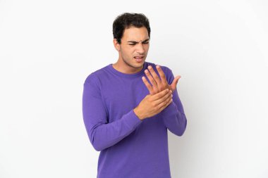 Kafkasyalı yakışıklı, soyutlanmış beyaz bir geçmişi var. Ellerinde acı çekiyor.