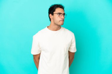 Kafkasyalı yakışıklı bir adam, soyutlanmış mavi bir geçmişi var.