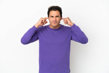 Kafkas yakışıklı adam izole edilmiş beyaz arka planda hayal kırıklığına uğramış ve kulaklarını kapatmış.