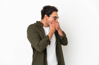 Beyaz arka planda beyaz tenli beyaz tenli yakışıklı bir adam ağzını kapatıyor ve yan tarafa bakıyor.