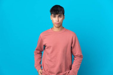 Hüzünlü bir ifadeyle soyutlanmış mavi arka plan