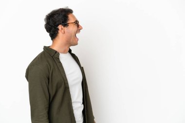 Beyaz arka planda beyaz tenli yakışıklı adam yan yana gülüyor.