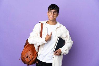 İzole edilmiş mor bir geçmişi olan genç bir öğrenci. Sürpriz bir yüz ifadesi var.