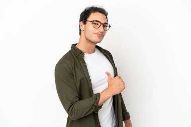 Kafkas yakışıklı adam soyutlanmış beyaz arka plan gururlu ve kendini beğenmiş