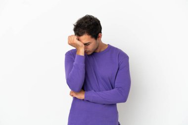 Kafkasyalı yakışıklı, soyutlanmış beyaz bir geçmişi ve baş ağrısı var.