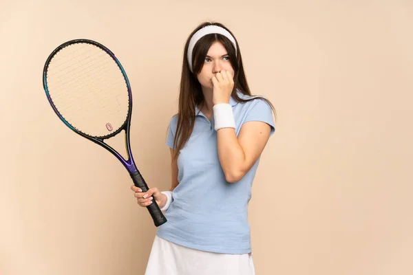 Joven Jugador Tenis Ucraniano Sobre Pared Aislada Que Tiene Dudas —  Fotos de Stock