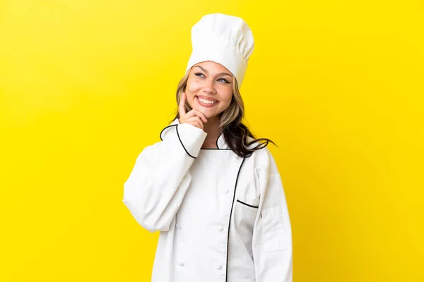 Jovem Russa Chef Menina Isolada Fundo Amarelo Pensando Uma Ideia — Fotografia de Stock