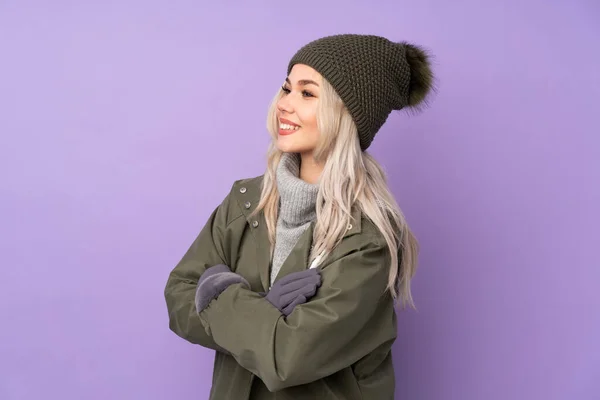 Tonåring Blond Flicka Med Vinter Hatt Över Isolerade Lila Bakgrund — Stockfoto