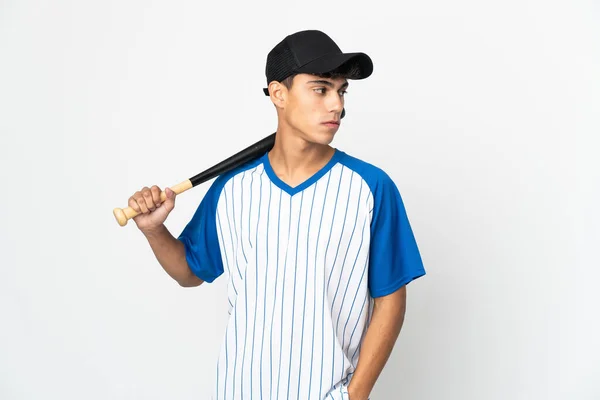 Muž Hraje Baseball Přes Izolované Bílé Pozadí Při Pohledu Strany — Stock fotografie
