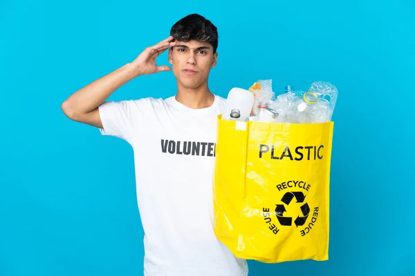 Sosteniendo Una Bolsa Llena Botellas Plástico Para Reciclar Sobre Fondo — Foto de Stock