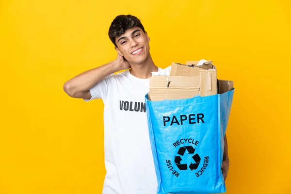 Hombre Sosteniendo Una Bolsa Reciclaje Llena Papel Para Reciclar Sobre — Foto de Stock
