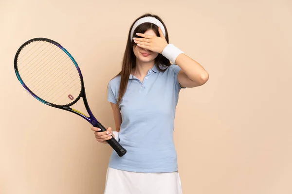Joven Jugador Tenis Ucraniano Sobre Pared Aislada Cubriendo Los Ojos — Foto de Stock