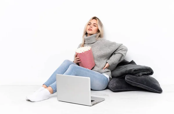 Ragazza Bionda Adolescente Che Mangia Popcorn Mentre Guarda Film Sul — Foto Stock