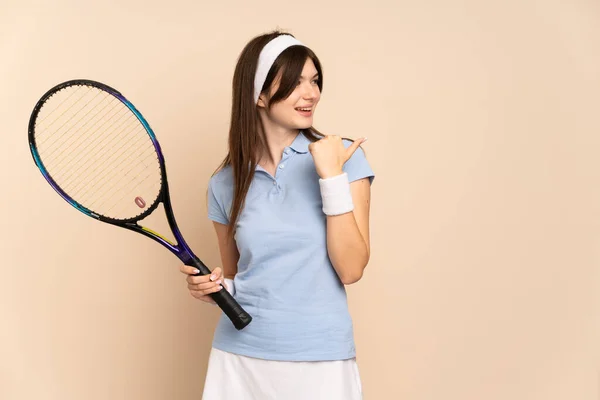 우크라이나 테니스 선수가 가리키며 제품을 제공하는 — 스톡 사진