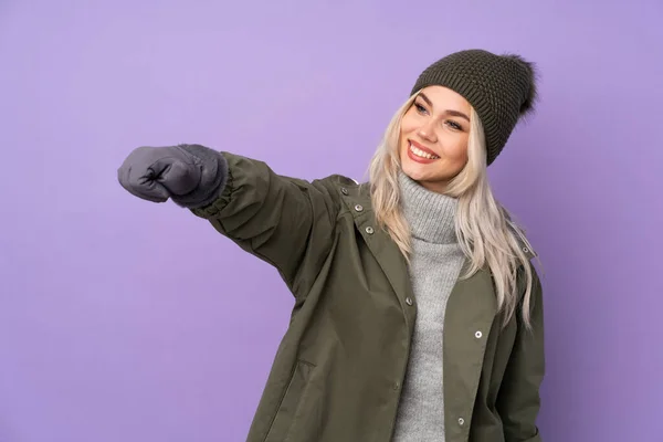 Adolescente Rubia Chica Con Sombrero Invierno Sobre Fondo Púrpura Aislado — Foto de Stock