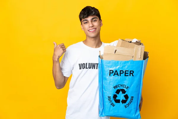 Hombre Sosteniendo Una Bolsa Reciclaje Llena Papel Para Reciclar Sobre — Foto de Stock