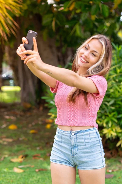 Fiatal Csinos Szabadban Használja Mobiltelefon Csinál Egy Szelfi — Stock Fotó