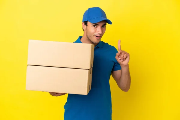 Zusteller Über Isolierte Gelbe Wand Der Die Lösung Erkennt Während — Stockfoto