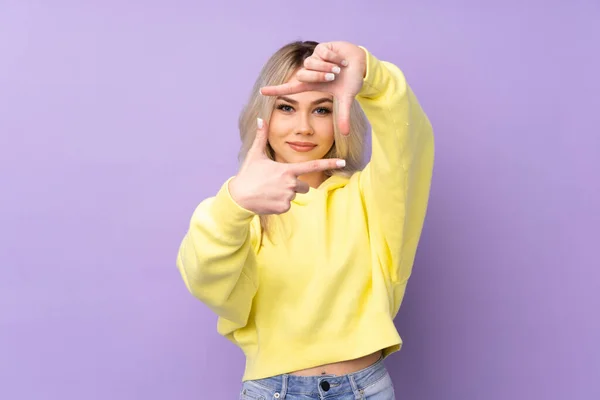 Chica Adolescente Con Una Sudadera Amarilla Sobre Fondo Púrpura Aislado —  Fotos de Stock