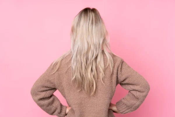 스웨터 소녀등의 분홍빛 — 스톡 사진