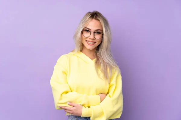 Menina Adolescente Vestindo Uma Camisola Amarela Sobre Fundo Roxo Isolado — Fotografia de Stock