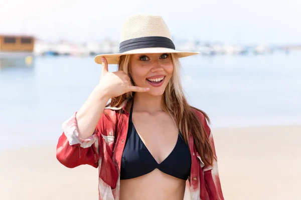 Jonge Mooie Vrouw Zomervakantie Het Strand Het Maken Van Telefoon — Stockfoto