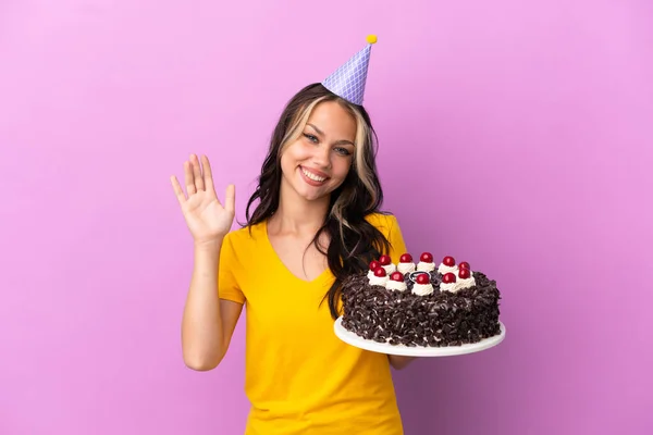 Adolescente Chica Rusa Sosteniendo Pastel Cumpleaños Aislado Sobre Fondo Púrpura —  Fotos de Stock