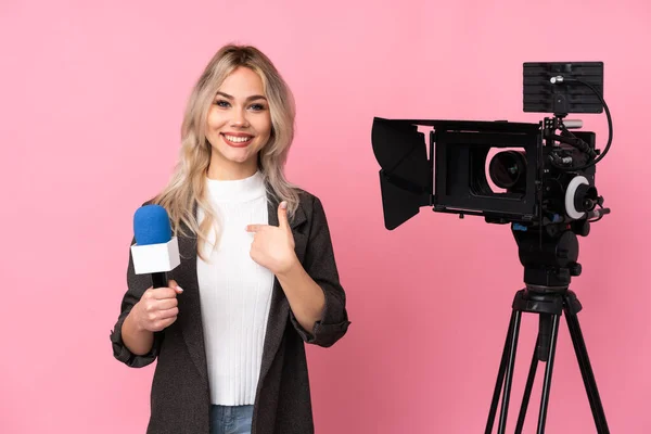 Reporterin Hält Mikrofon Der Hand Und Berichtet Mit Überraschendem Gesichtsausdruck — Stockfoto