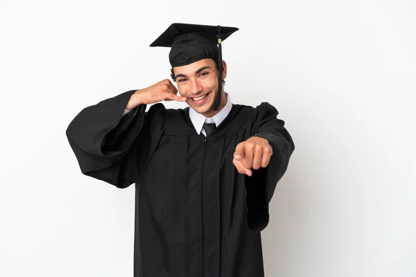 Junge Universitätsabsolventin Vor Isoliertem Weißem Hintergrund Macht Handygeste Und Zeigt — Stockfoto