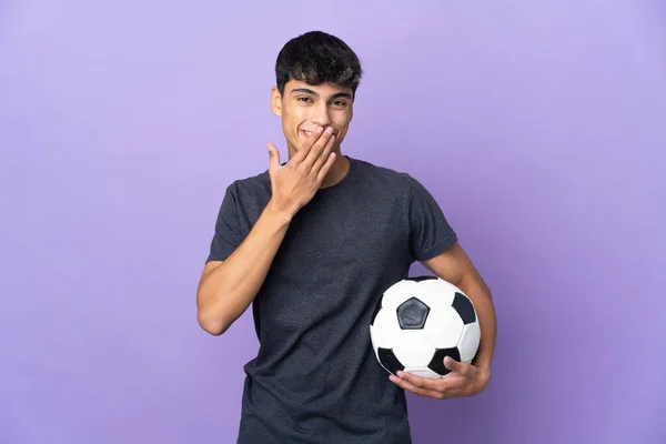 Jovem Jogador Futebol Homem Sobre Isolado Roxo Fundo Feliz Sorrindo — Fotografia de Stock