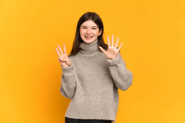 Junges Ukrainisches Mädchen Auf Gelbem Hintergrund Isoliert Und Zählt Mit — Stockfoto