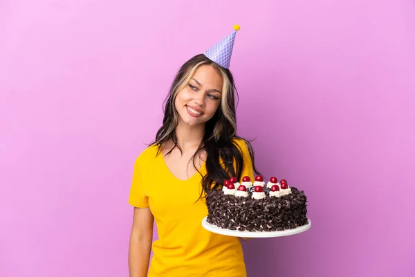 Adolescente Rusa Chica Sosteniendo Pastel Cumpleaños Aislado Sobre Fondo Púrpura —  Fotos de Stock