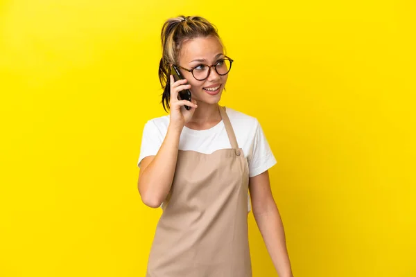 Ristorante Cameriere Ragazza Russa Isolato Sfondo Giallo Mantenendo Una Conversazione — Foto Stock