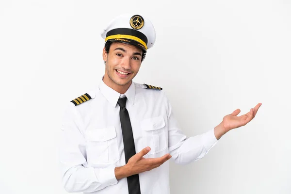 Pilot Samolotu Nad Odizolowanym Białym Tle Wyciągając Ręce Bok Zaproszenie — Zdjęcie stockowe