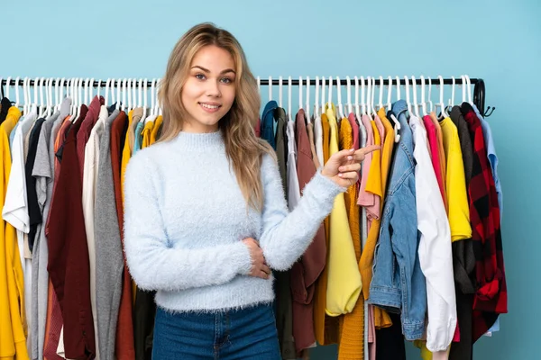 Adolescente Ragazza Russa Comprare Alcuni Vestiti Isolati Sfondo Blu Puntando — Foto Stock