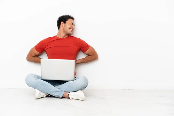 Καυκάσιος Όμορφος Άντρας Φορητό Υπολογιστή Που Κάθεται Στο Πάτωμα Και — Φωτογραφία Αρχείου