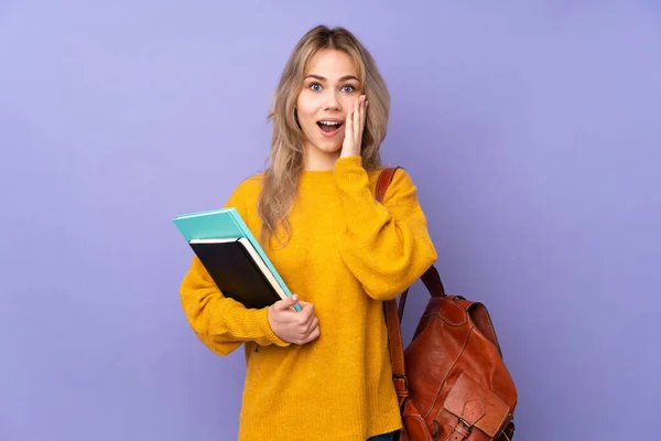 Adolescente Estudante Russo Menina Isolada Fundo Roxo Com Surpresa Expressão — Fotografia de Stock