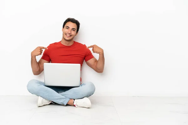 Caucásico Hombre Guapo Con Ordenador Portátil Sentado Suelo Orgulloso Satisfecho — Foto de Stock