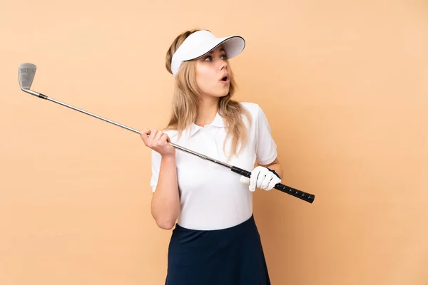 Teenager Russische Mädchen Isoliert Auf Beigem Hintergrund Golf Spielen — Stockfoto