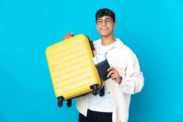 Joven Sobre Fondo Azul Aislado Vacaciones Con Maleta Pasaporte — Foto de Stock