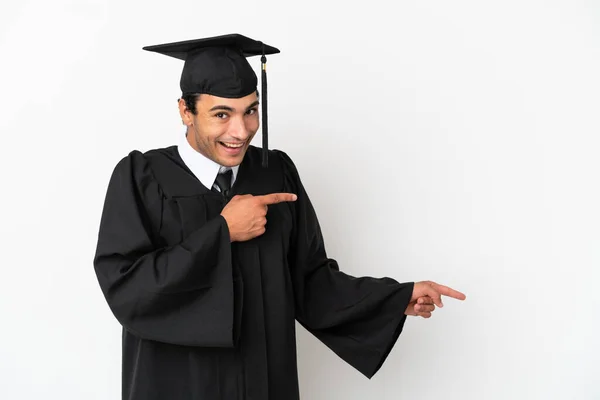 Jong Universitair Afgestudeerde Geïsoleerde Witte Achtergrond Verrast Wijzend Kant — Stockfoto