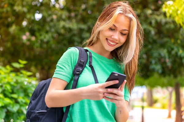 Ung Student Kvinna Utomhus Med Hjälp Mobiltelefon — Stockfoto