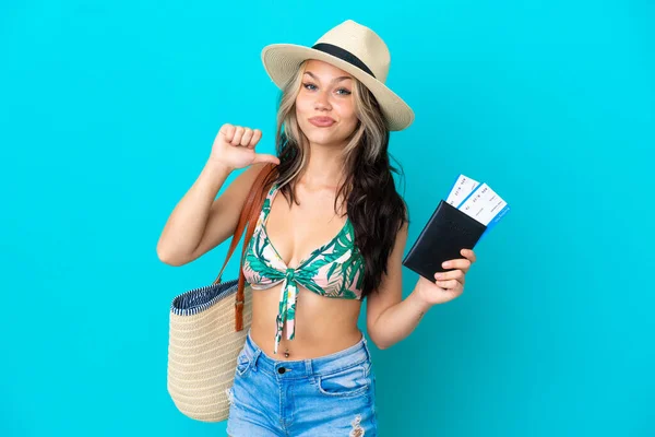 Teenager Russische Mädchen Bikini Mit Einem Pass Isoliert Auf Blauem — Stockfoto