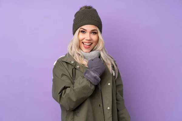 Menina Loira Adolescente Com Chapéu Inverno Sobre Fundo Roxo Isolado — Fotografia de Stock